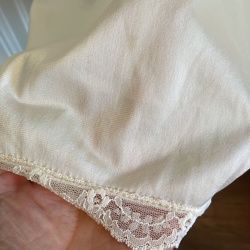 Vtg JCPENNEY cream colored full slip with‎ lace bodice - Picture 5 of 7